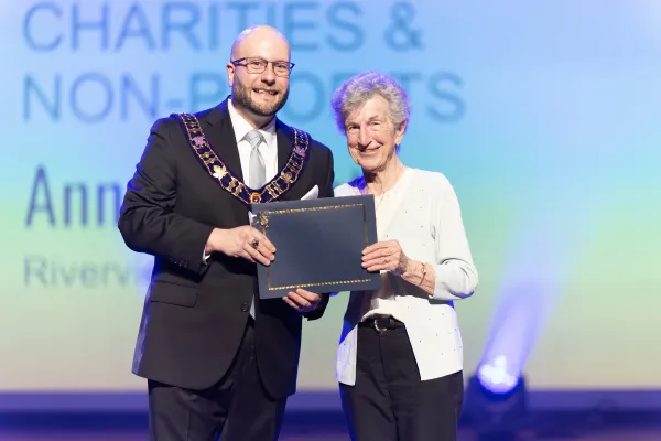 Mayor presents volunteer of the year award