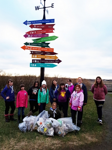 Riverview Girl Guides cleaning up Riverfront Trail