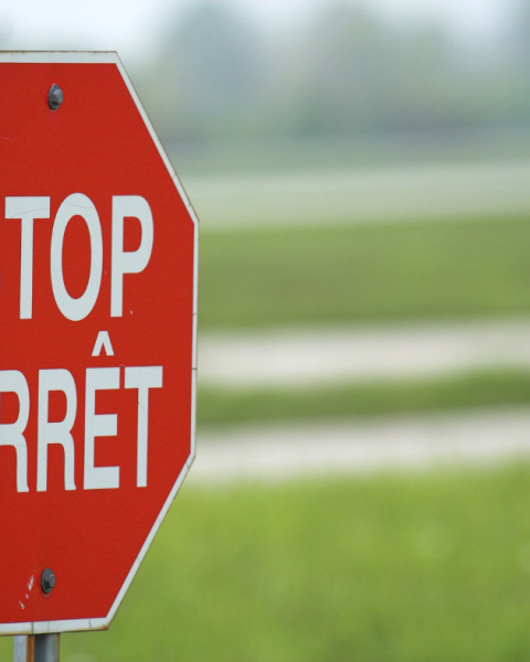 A French/English bilingual red stop sign